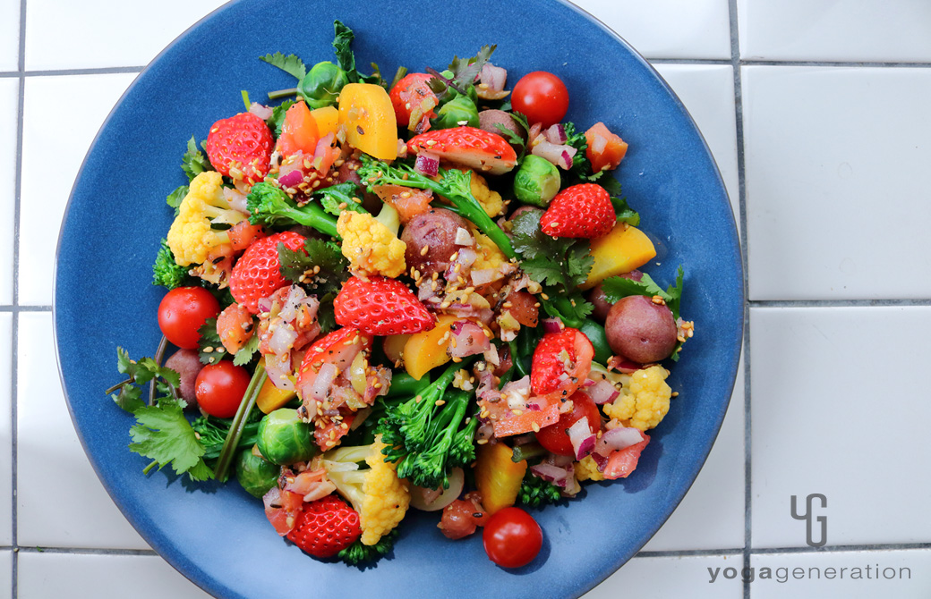 ネイビーの皿に盛りつけた春を彩るカラフルパワー・サラダ