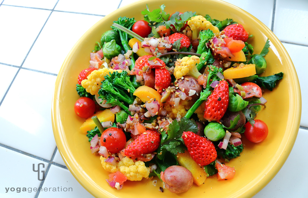 黄色の皿に盛りつけた春を彩るカラフルパワー・サラダ