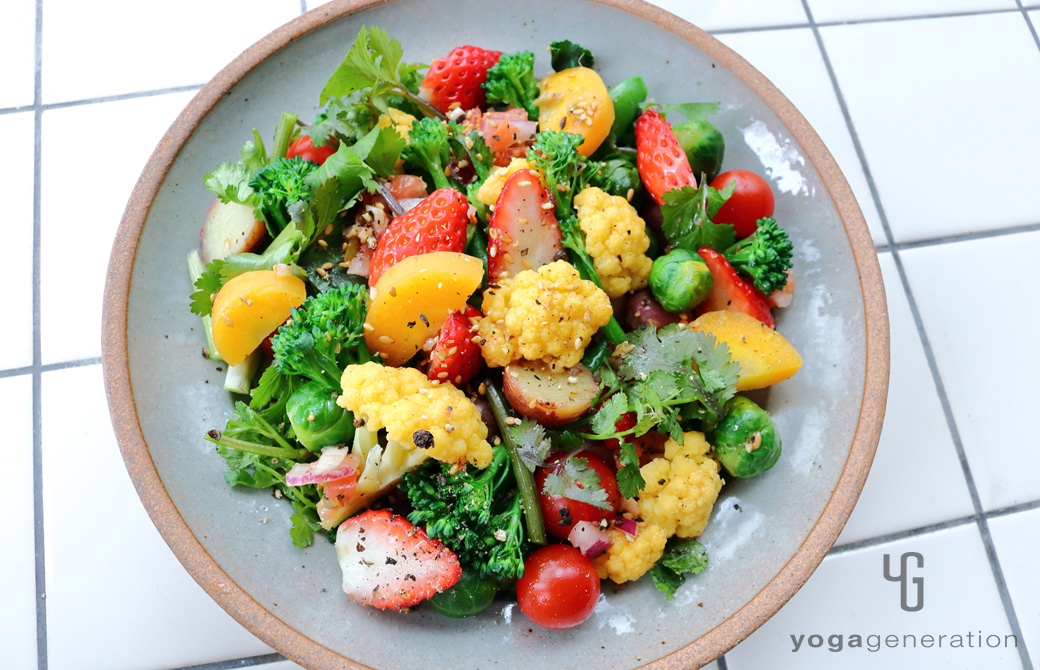 グレーの皿に盛りつけた春を彩るカラフルパワー・サラダ