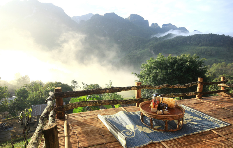 朝霧が見えるベランダに朝食が置かれている