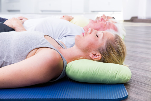 シャバーサナする人々