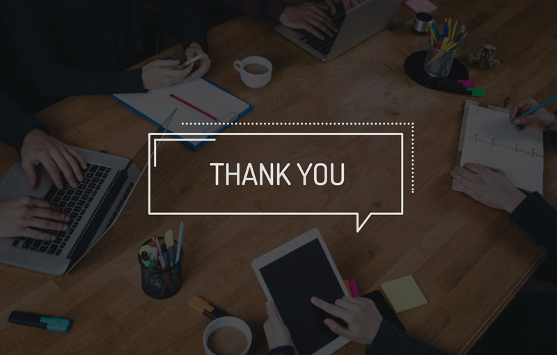 THANK　YOUという文字がのったデスク