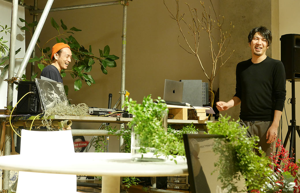 開場前に設営をしながら談笑する野村賢吾先生とヨガジェネレーションエンジニアゆうき先生