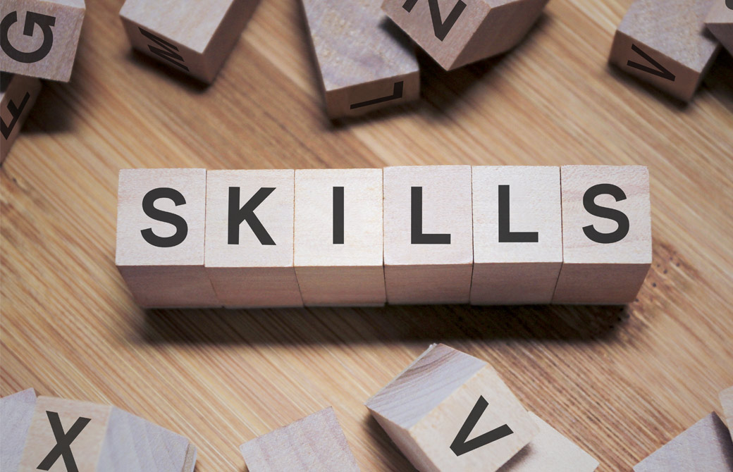 木製のサイコロにSKILLSという文字