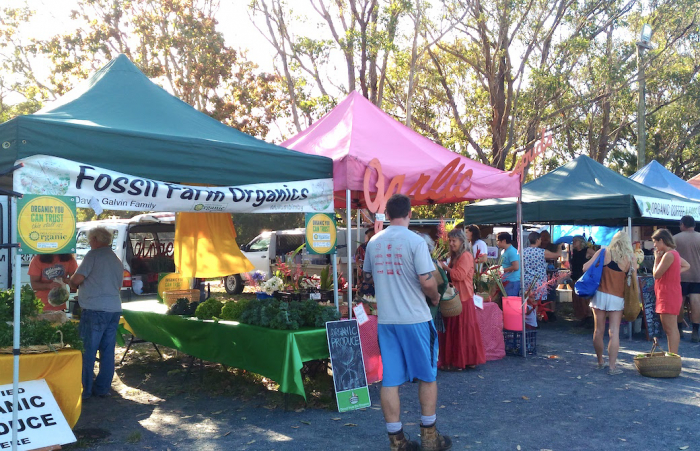 カラフルなテントが並ぶファーマーズマーケット