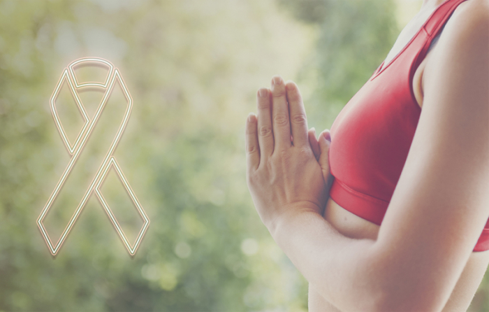 胸の前で合掌する女性