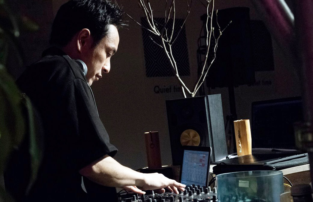 野村賢吾先生がDJをしている横顔