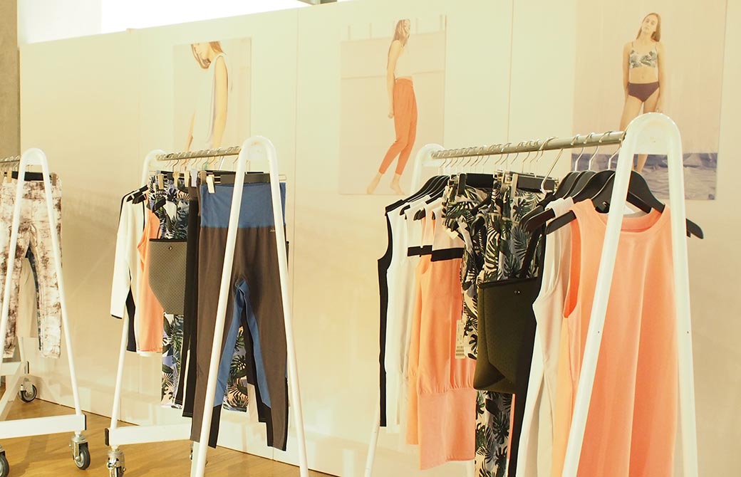 Julie|ジュリエのヨガウェアが並んでいる光景