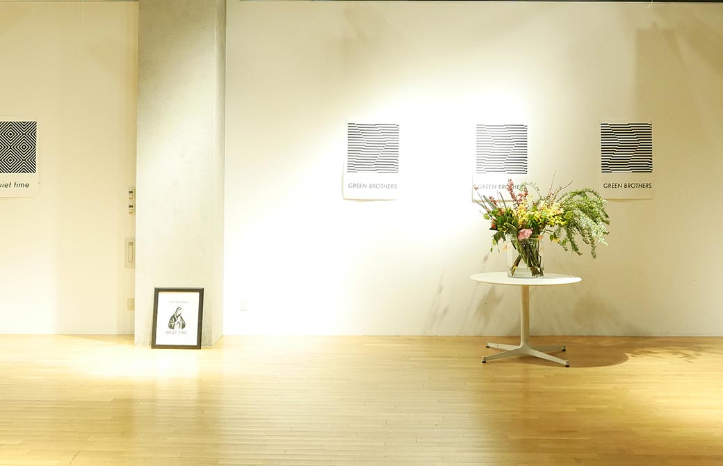 Dharana to Tokyo / ダラナ・トゥ・トウキョウの会場。壁には幾何学模様のポスターが張られている。