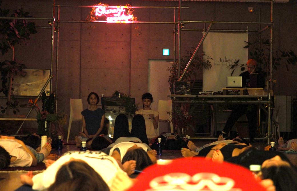 山口つぐみ先生と渋木さやか先生がクラスの前に座り、お客様がシャバーサナをしている