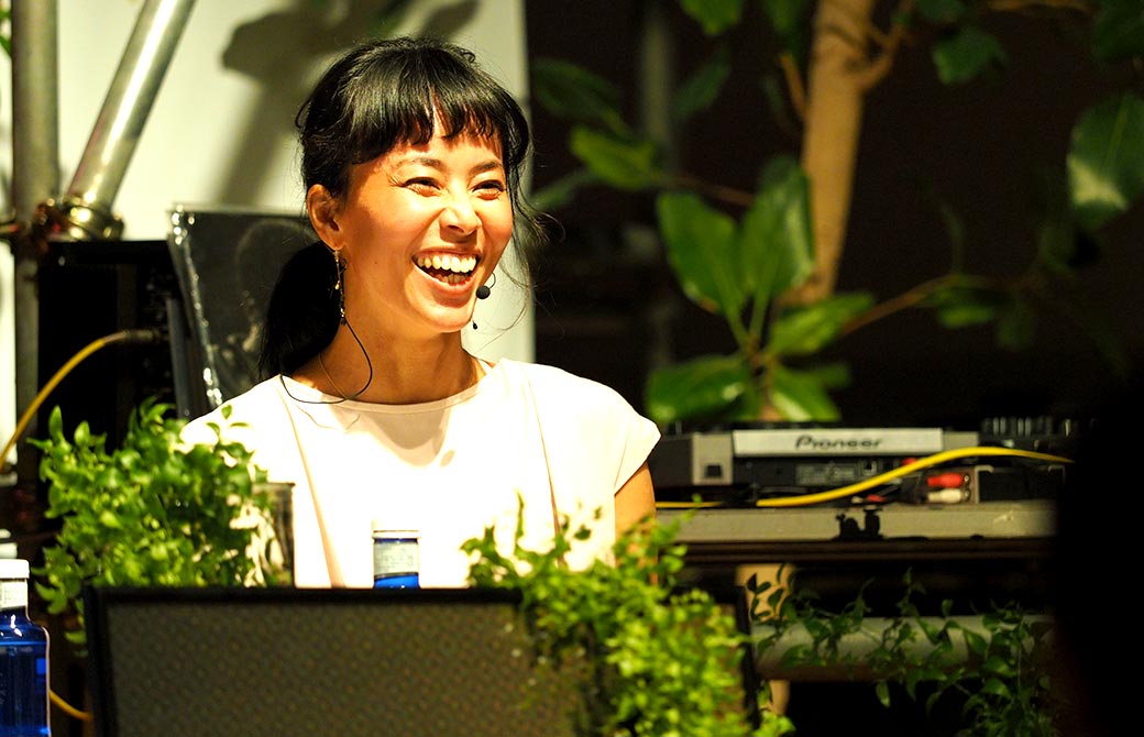 笑顔でお話する渋木さやか先生