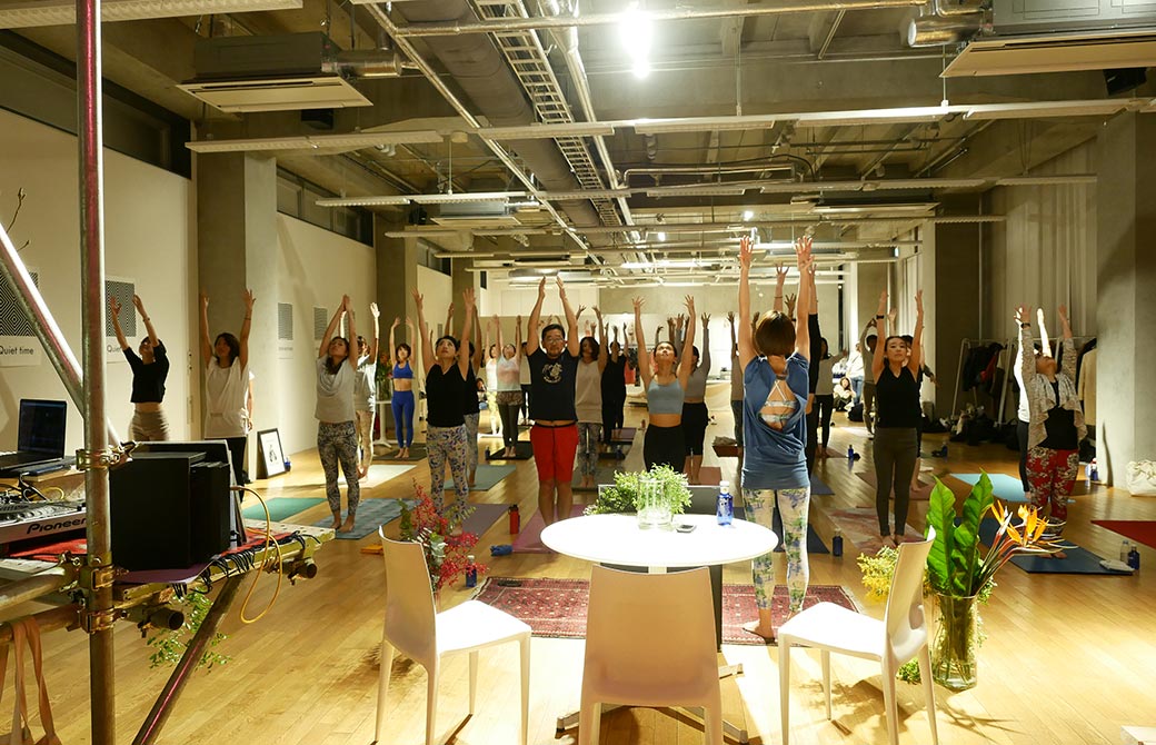山口つぐみ先生のヨガクラスの様子、両手を上にあげている