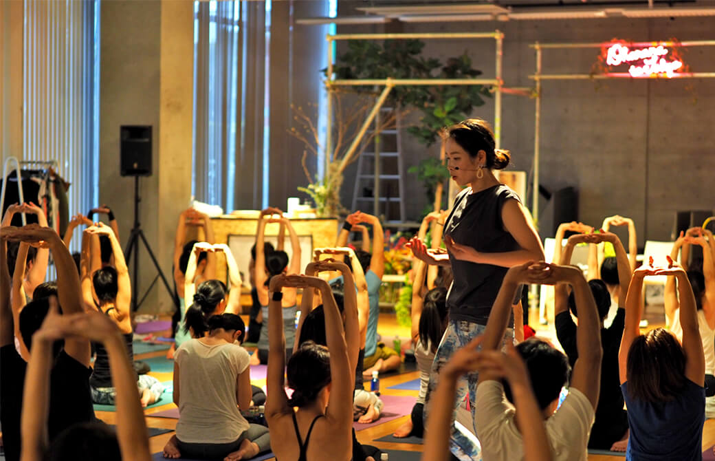 Dharana to Tokyo最終日の様子。佐久間涼子先生のリードに合わせて体を動かす生徒さん