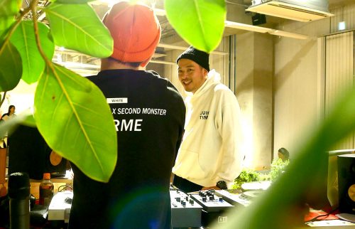 イベント開場前に打ち合わせをしているDUSK代表の完次さん