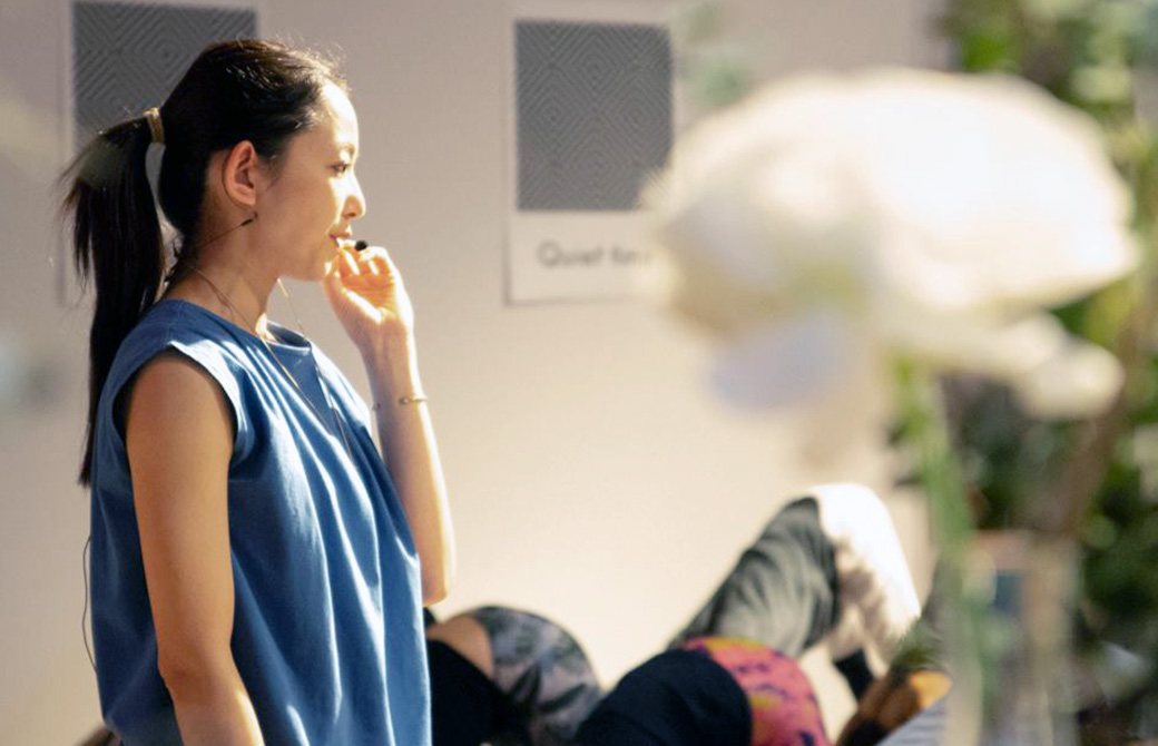 Dharana to Tokyoでヨガを指導するHANAE先生の横顔