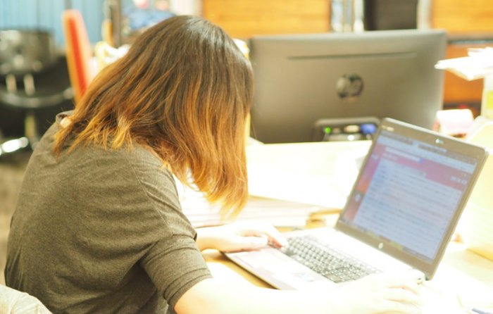 スタッフKの仕事している後ろ姿