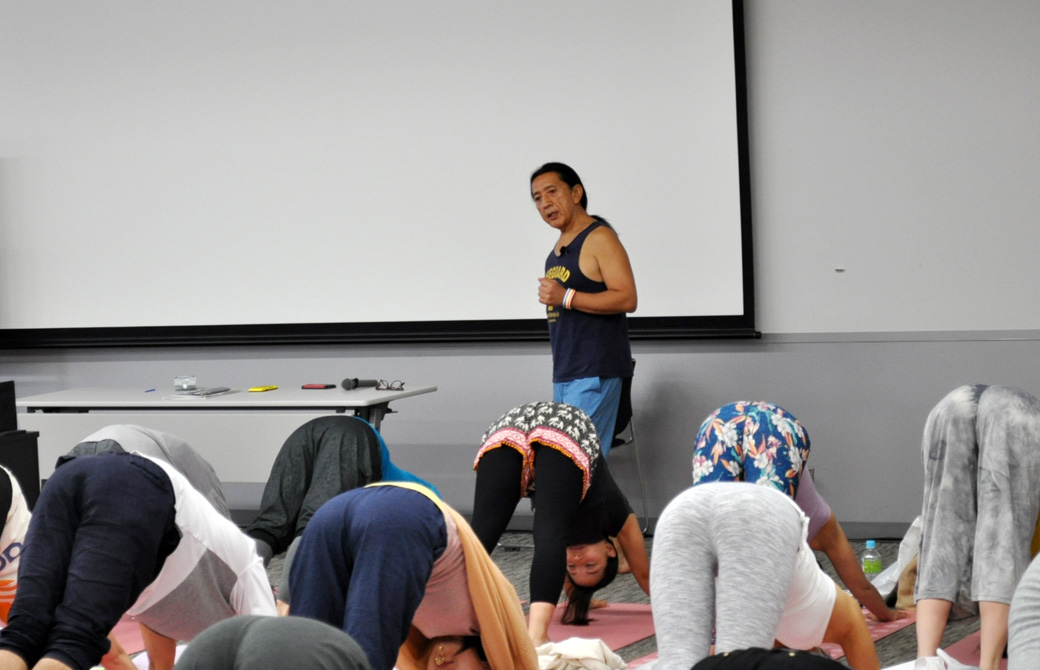 インターナショナル・ヨーガ・セラピー・デイで指導するケン ハラクマ先生