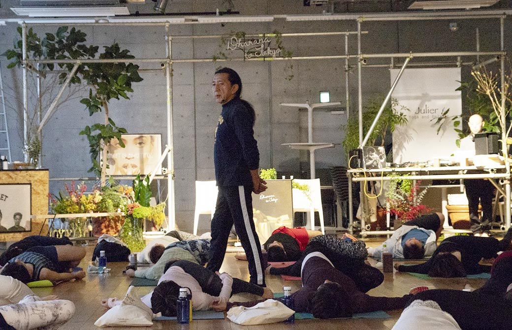 ケンハラクマ先生が生徒さんが臥位をする中を歩いている