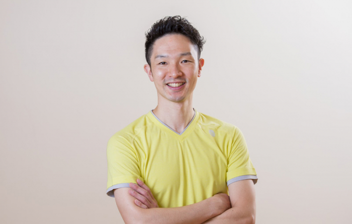 笑顔の大江清一朗先生が腕を組んでいる