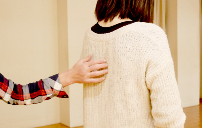 スタッフべーの背中の骨をたたいている