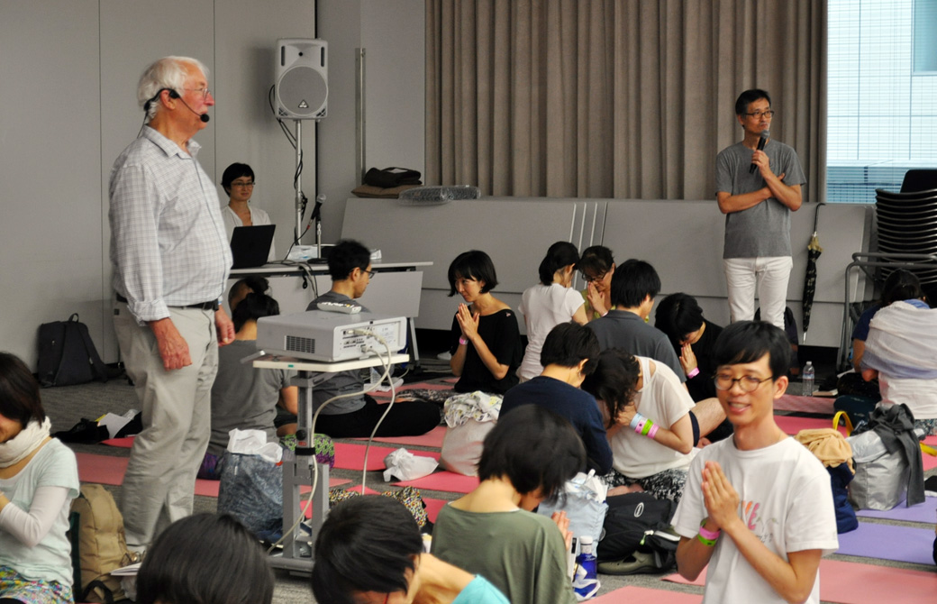 インターナショナル・ヨーガ・セラピー・デイで指導する三浦敏郎先生