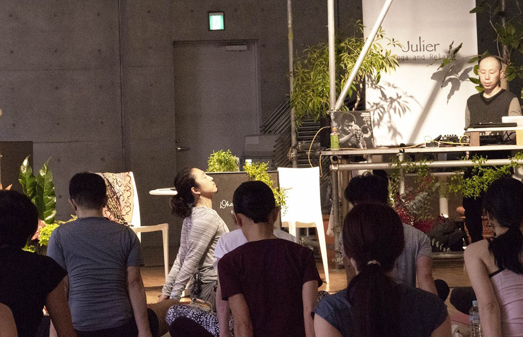 解剖学講師中村尚人先生が生徒さんの前で後屈のポーズを行っている