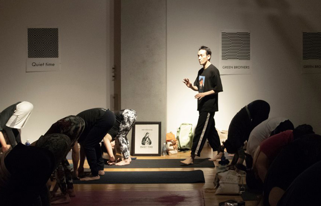 野村賢吾先生によるヨガクラスの様子