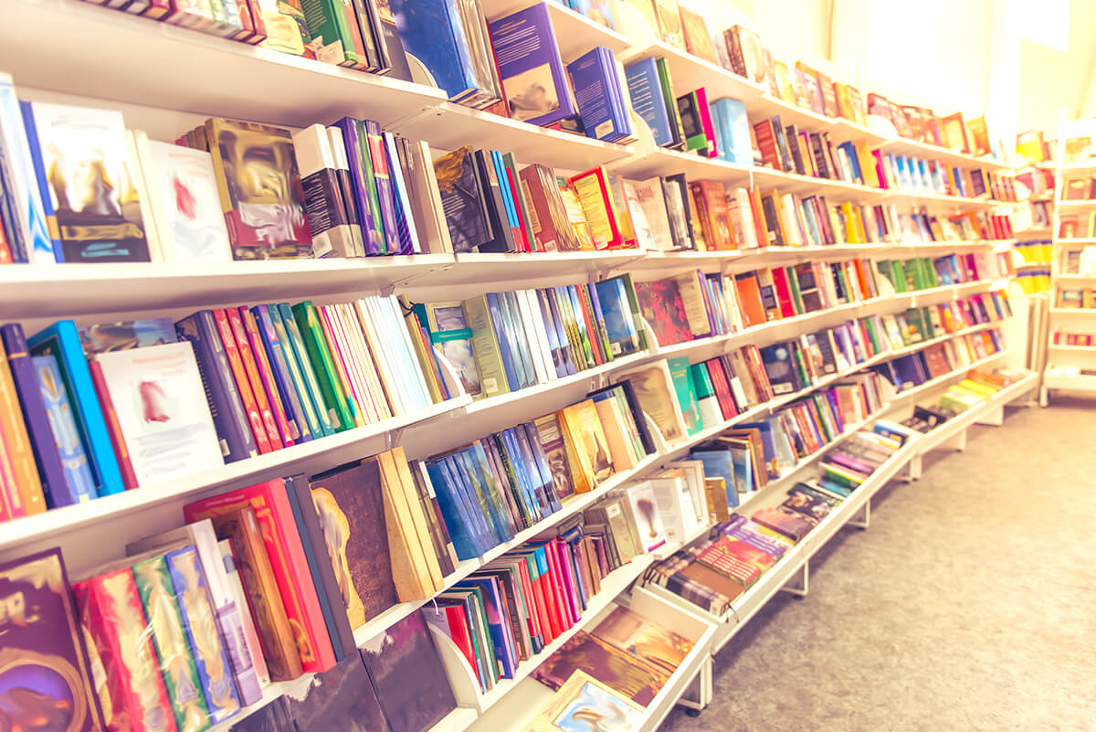 本棚に本がたくさんある