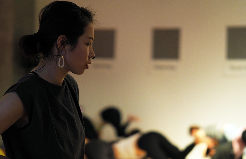 佐久間涼子先生がDharana to Tokyoでヨガ指導をしている真剣な横顔