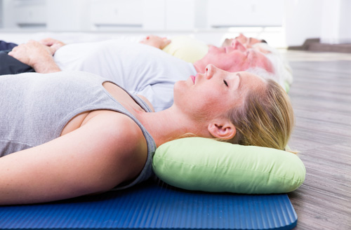 シャバーサナする人々