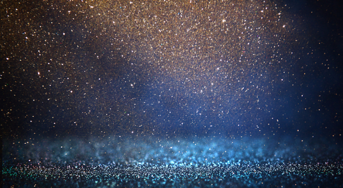 暗闇の中光の粒が舞っている