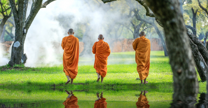 オレンジ色の服を着た3人の僧侶