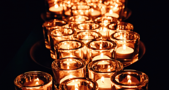 暗がりの中になるたくさんのろうそく