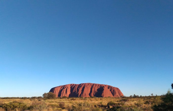 青空とウルルの風景写真