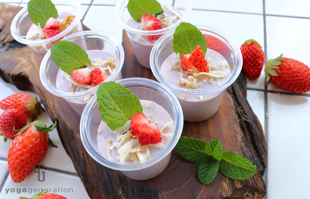 コンパクトなカップに盛りつけたイチゴのデザート