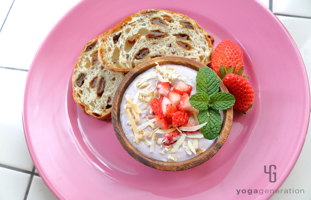 ピンクの皿に乗せたイチゴのデザート