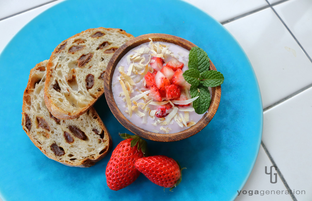 ターコイズの皿に乗せたイチゴのデザート