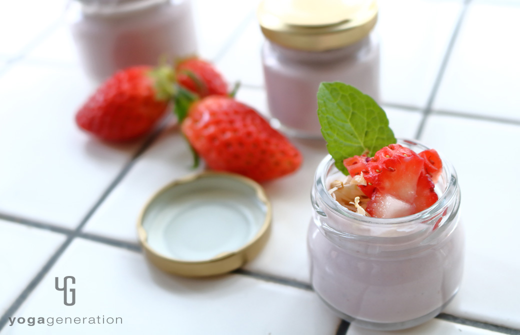 小瓶に入れたイチゴのデザート