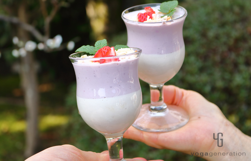 ワイングラスに入れた2層のイチゴのデザート