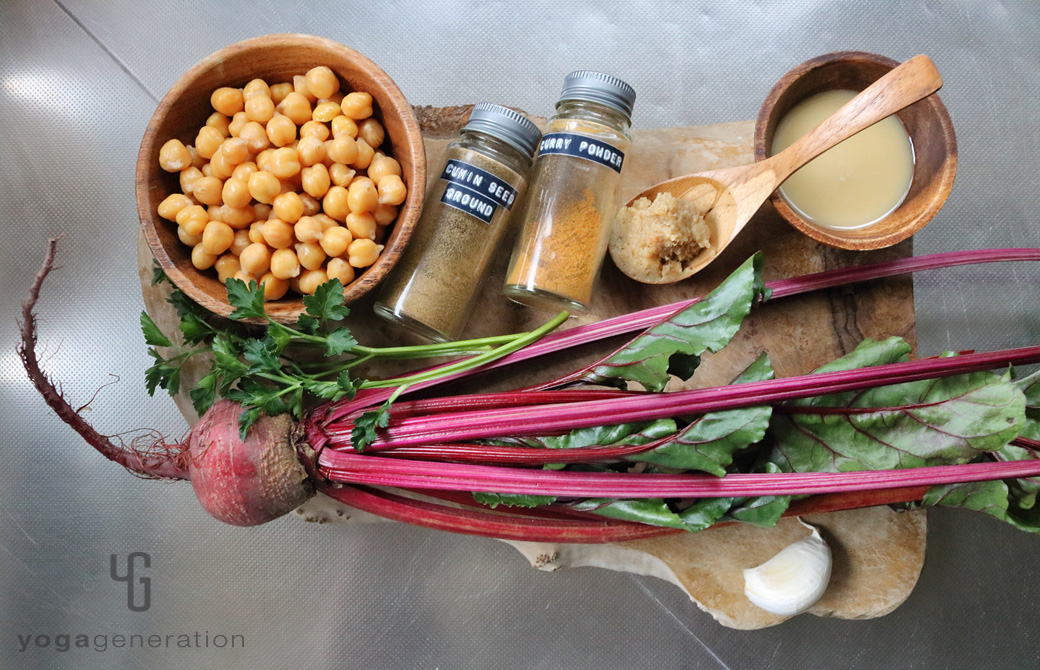 木製カットボードの上のビーツやひよこ豆などの材料