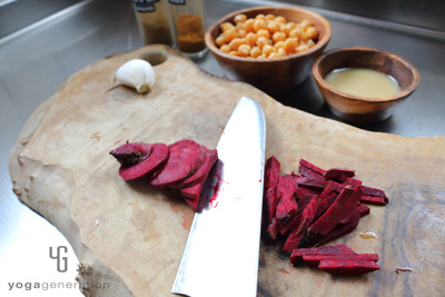 ビーツをカットする