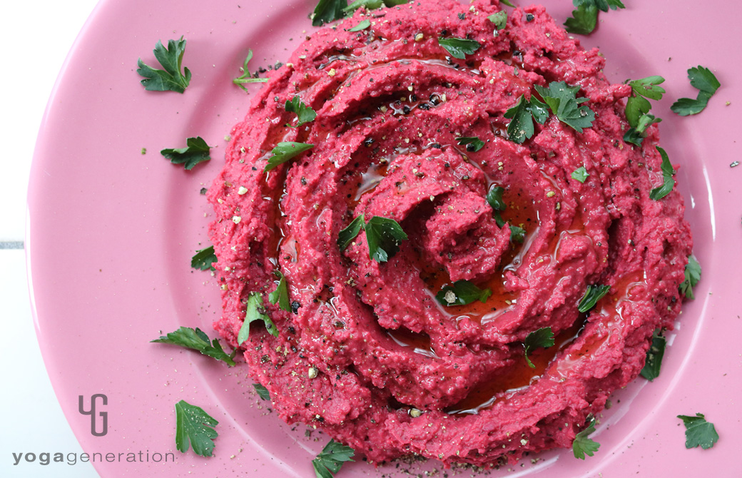 ピンク皿に盛りつけた味噌ビーツ・フムス