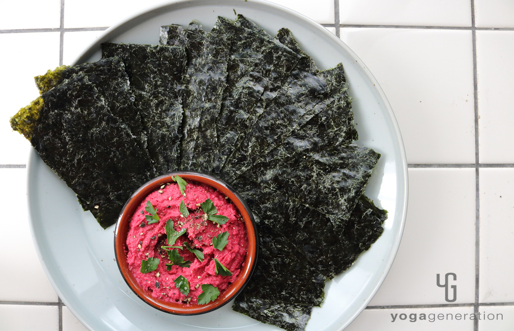 焼き海苔と盛りつけた味噌ビーツ・フムス