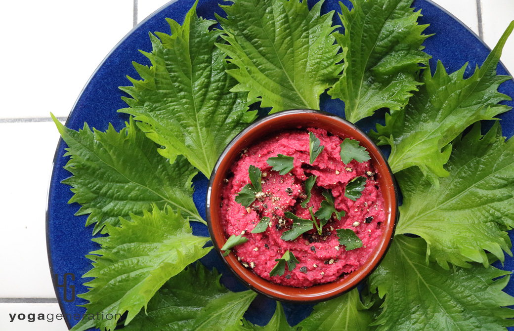 大葉と盛りつけた味噌ビーツ・フムス