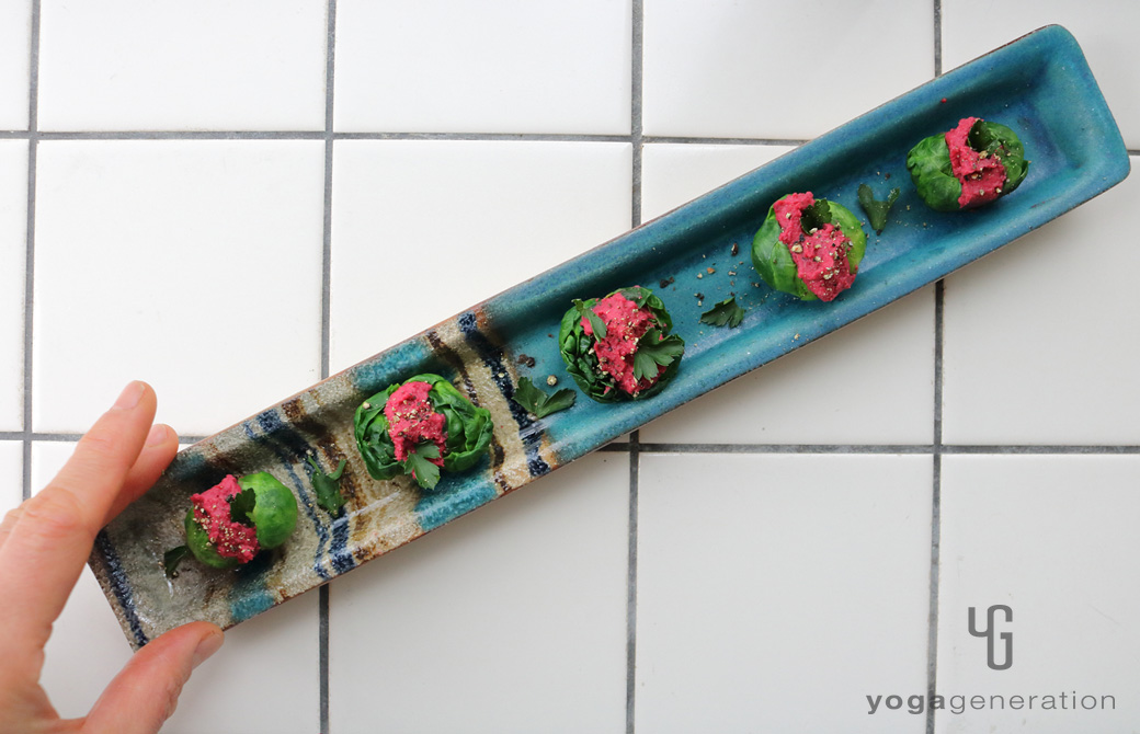 長い皿に盛りつけた味噌ビーツ・フムス