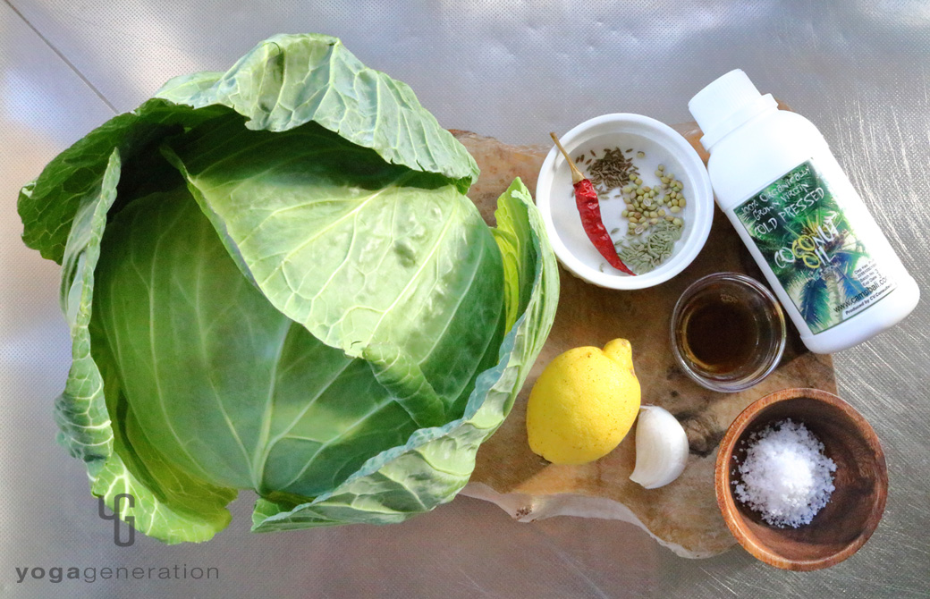 木製カットボードの上のキャベツやレモンなどの材料