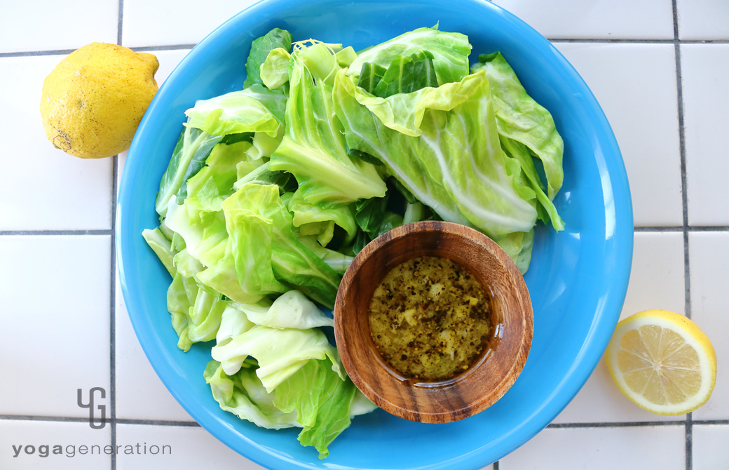 ターコイズの皿に盛りつけたフレーバー・オイルで湯通しキャベツ