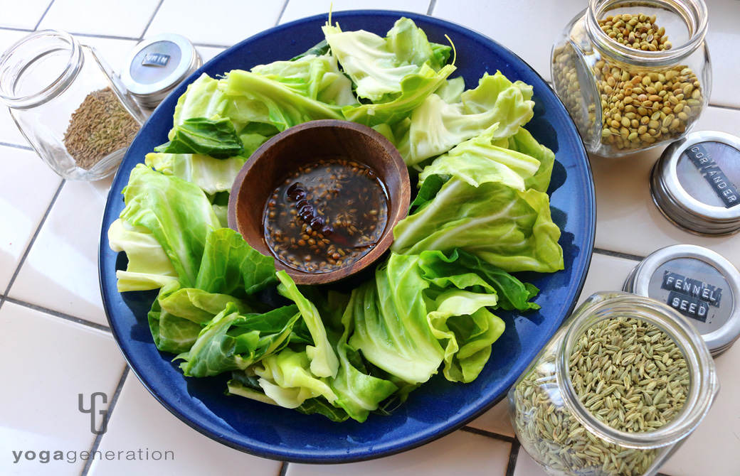 濃紺の皿に盛りつけたフレーバー・オイルで湯通しキャベツ