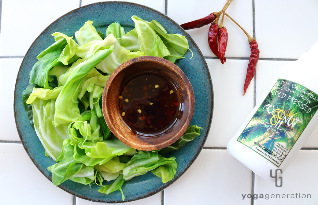 インクブルーの皿に盛りつけたフレーバー・オイルで湯通しキャベツ