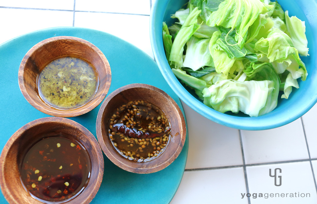 すべてのオイルと一緒に盛りつけたフレーバー・オイルで湯通しキャベツ